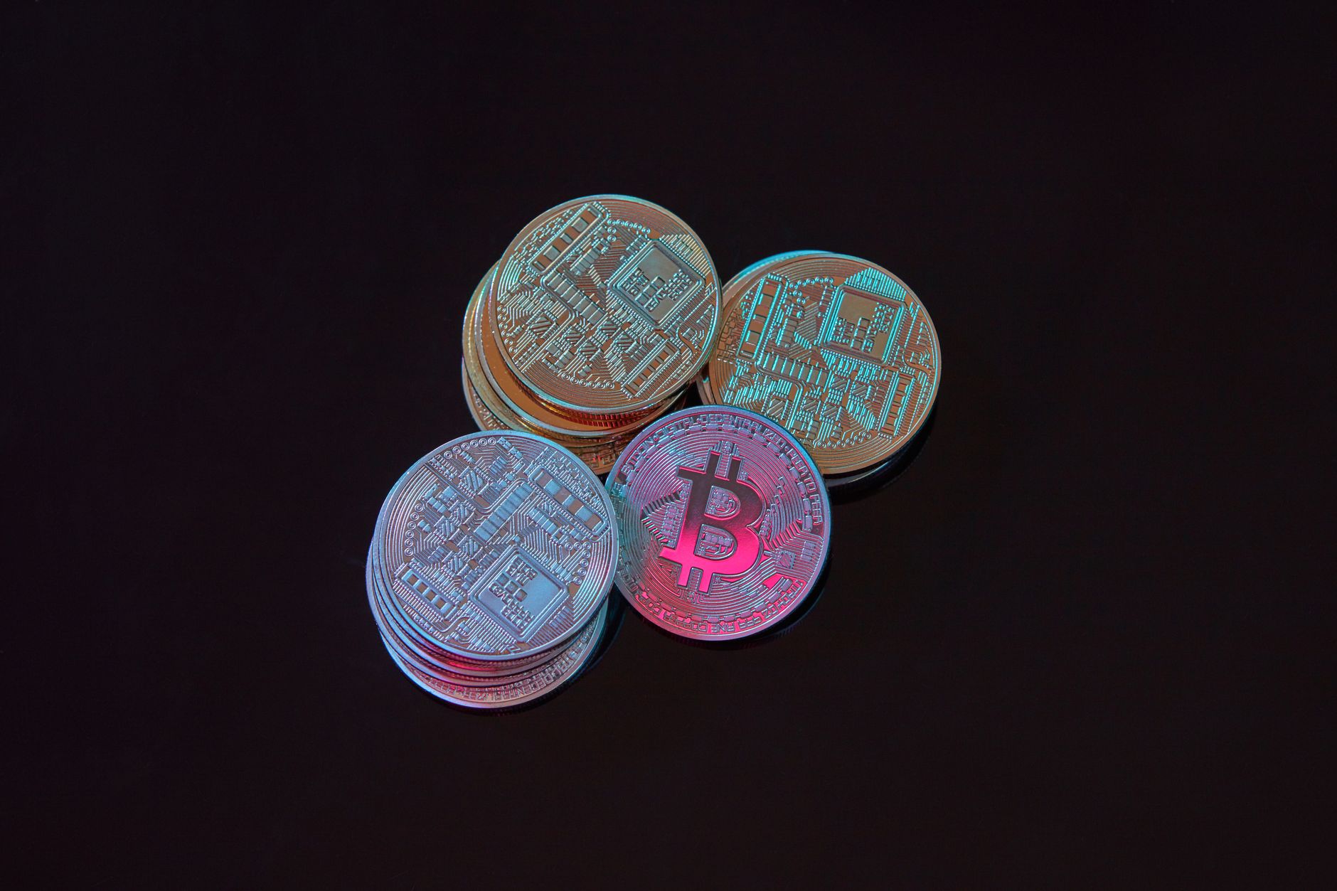 Poker bitcoin : jetons et cryptomonnaie sur une table de poker en ligne