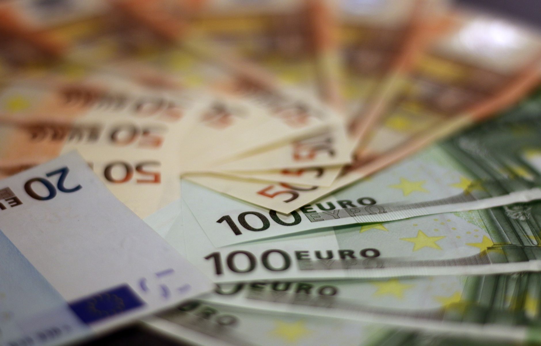 Billets en euros illustrant les dépôts et retraits sur un site de poker argent réel