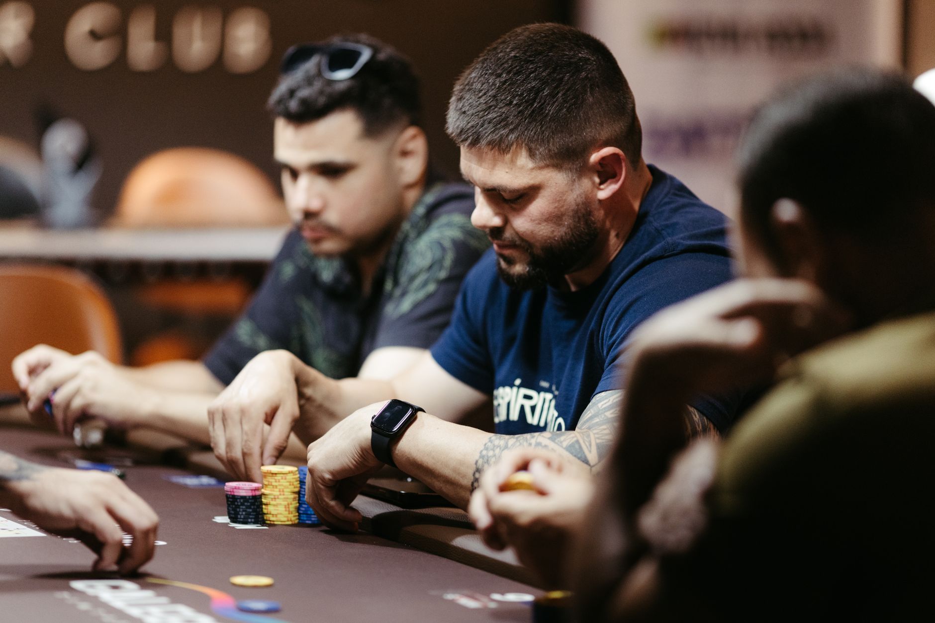 Ambiance de tournoi de poker en direct illustrant le trafic d'une salle de poker en ligne