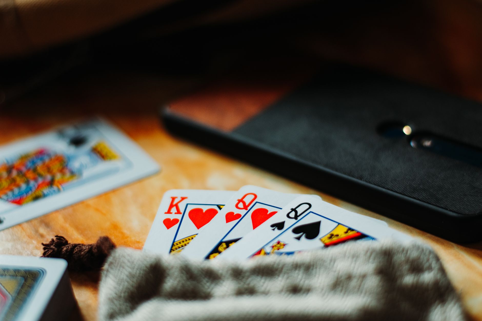 Cartes de poker affichées dans une application poker mobile sur écran de smartphone