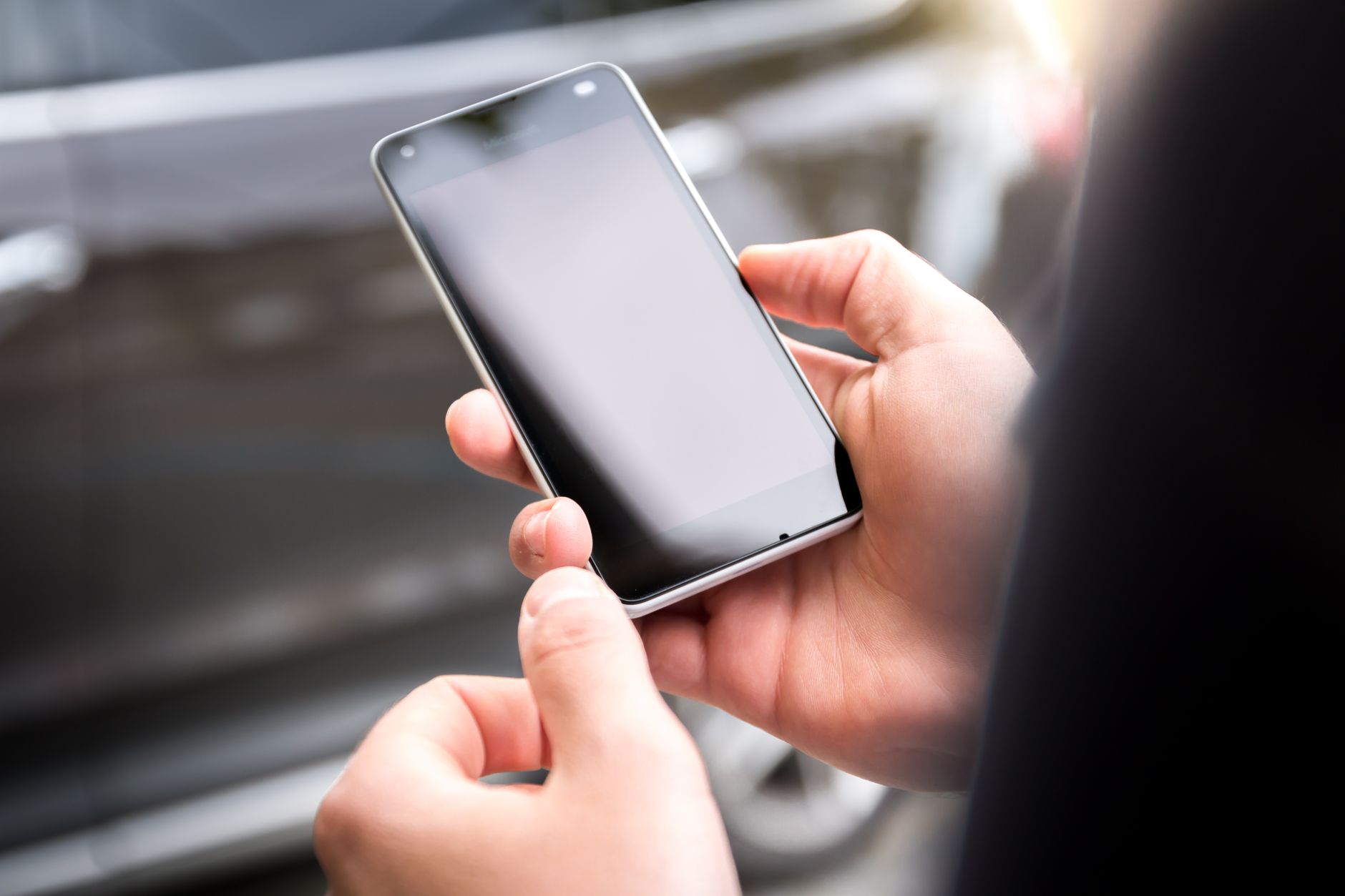 Joueur pratiquant le poker mobile sur smartphone en argent réel