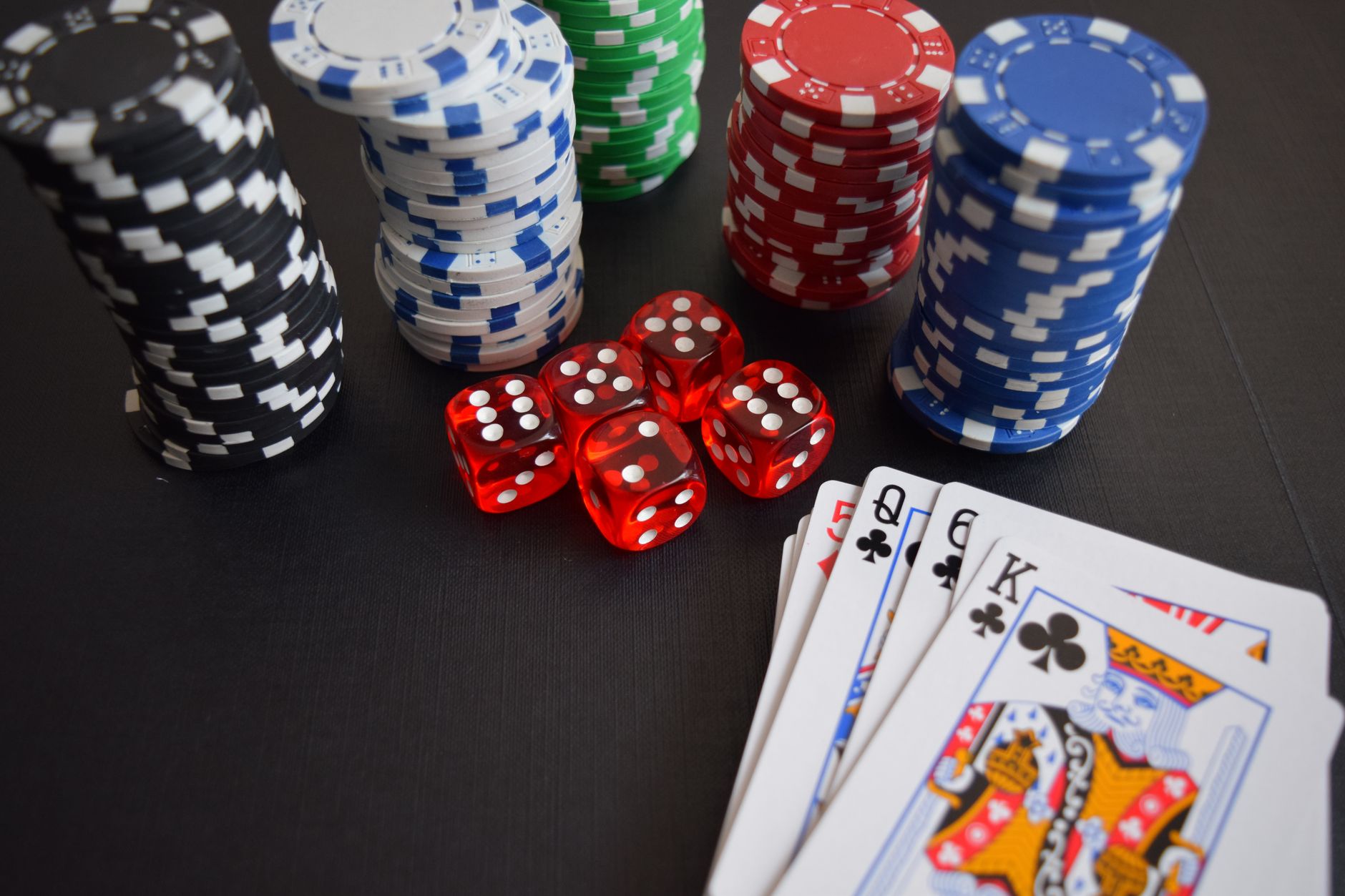 Jetons de poker empilés illustrant la gestion de bankroll et le jeu responsable en poker en ligne