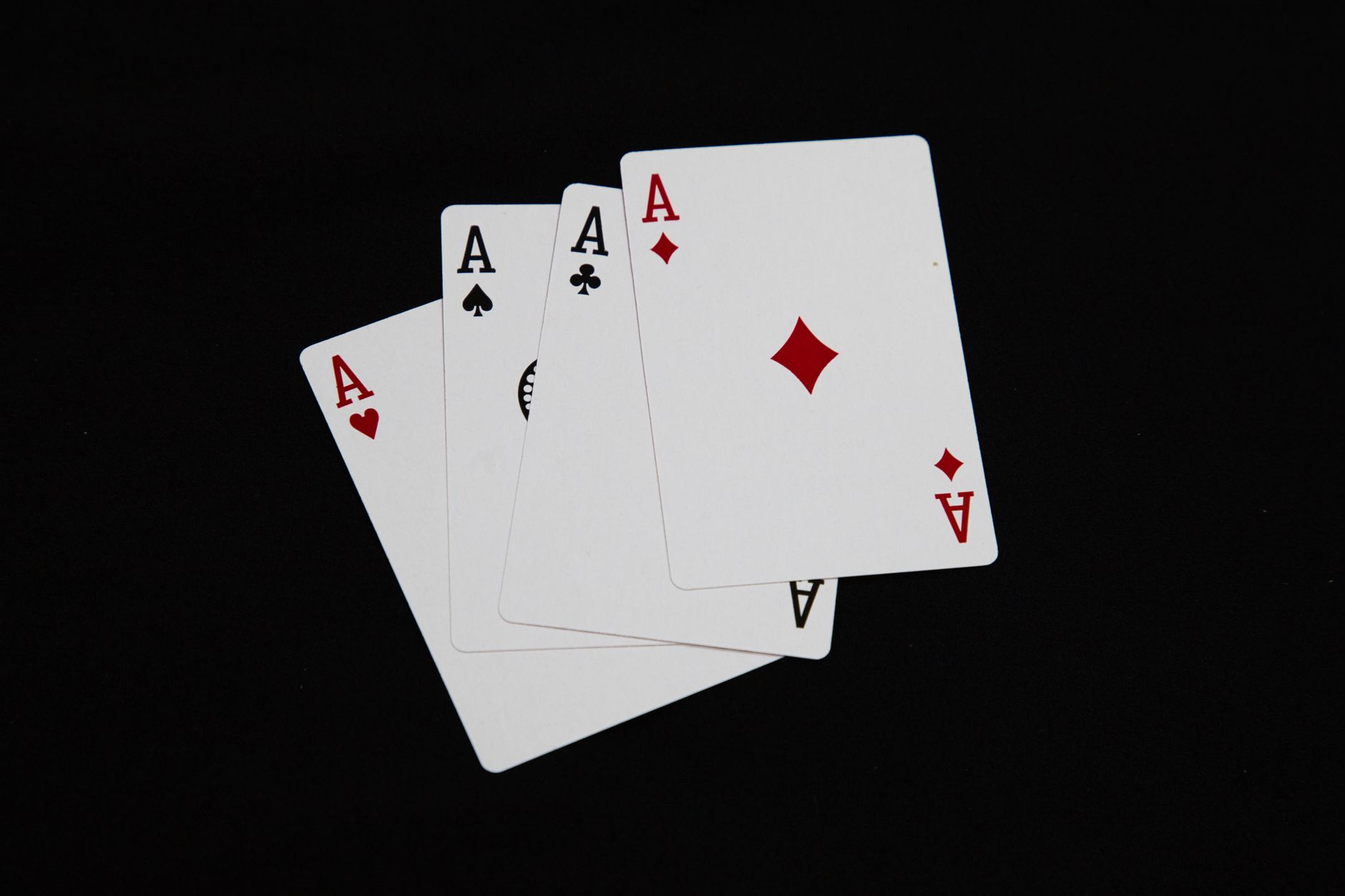 Main de poker Texas Hold'em avec deux cartes fermées sur un site de poker en ligne