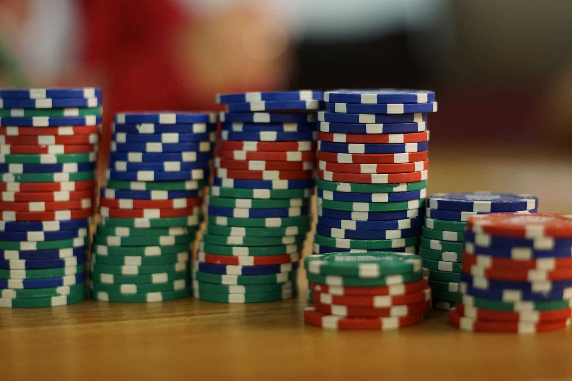 Jetons de poker et billets symbolisant le poker en ligne argent réel