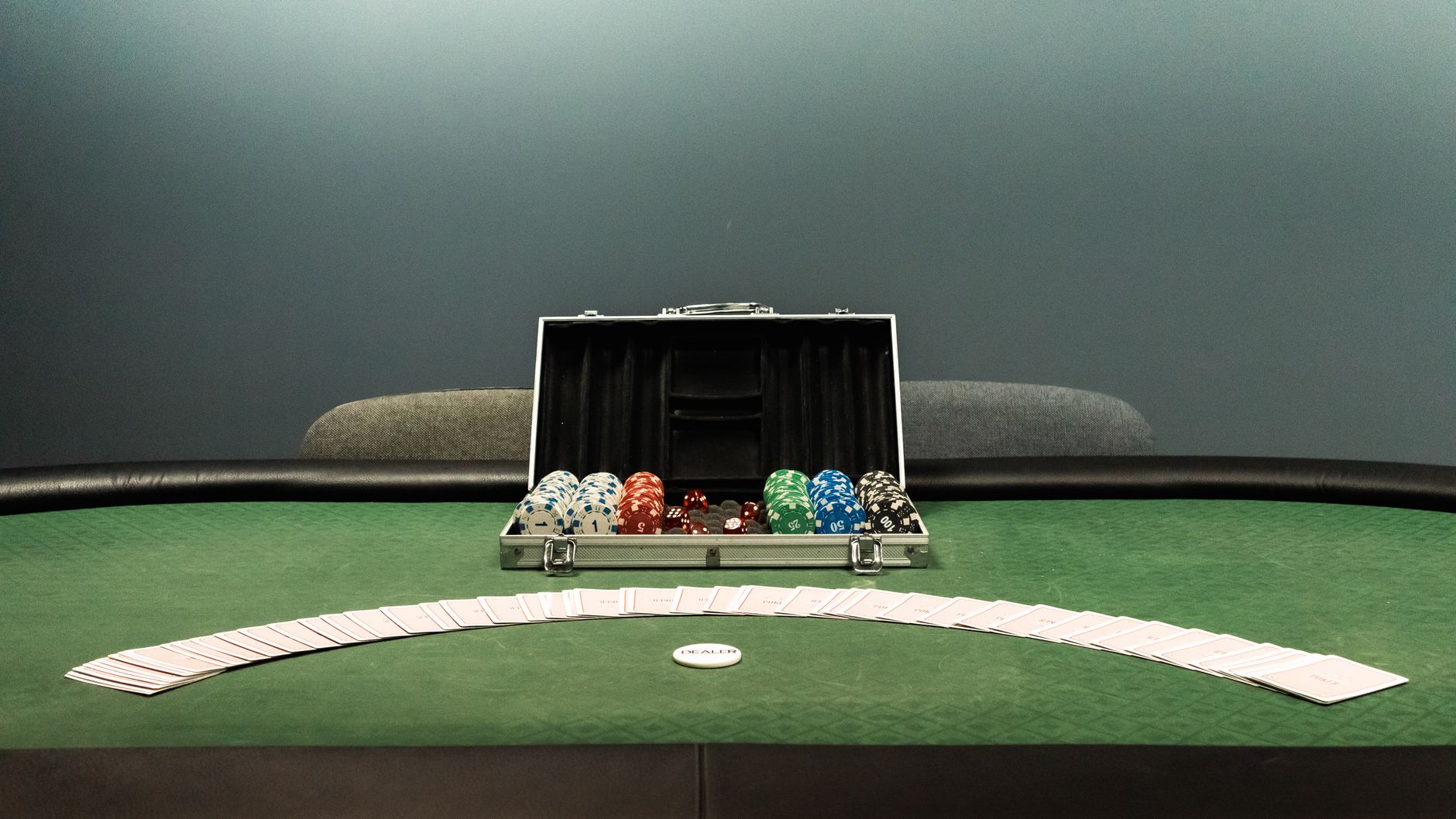 Table de poker en ligne avec cartes et jetons sur un site de poker agréé en France