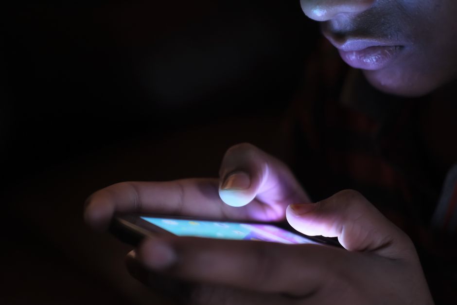 Smartphone affichant une interface de casino en ligne mobile
