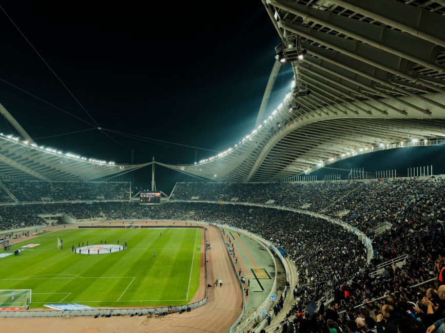 Stade de football comble en nocturne