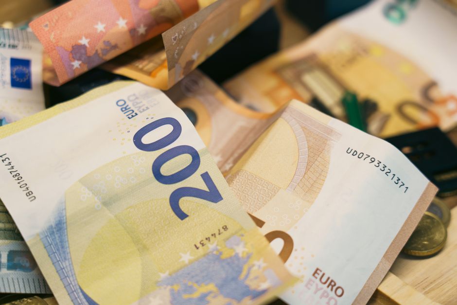 Billets en euros illustrant l'encaissement rapide de gains de casino