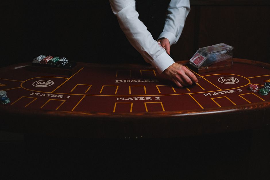 Croupier en direct à une table de casino en ligne live