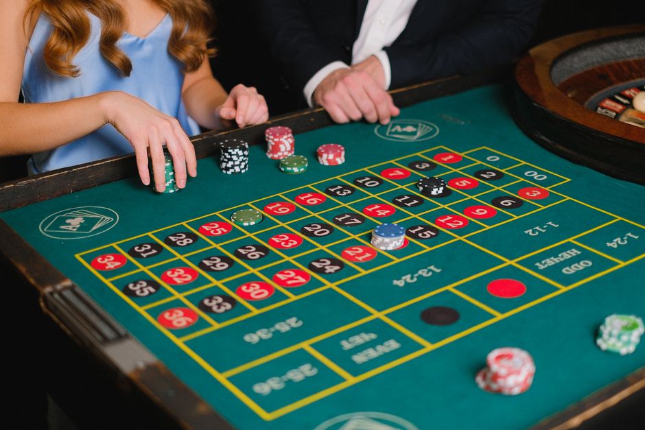 Table de casino illustrant les jeux éligibles à un bonus sans dépôt