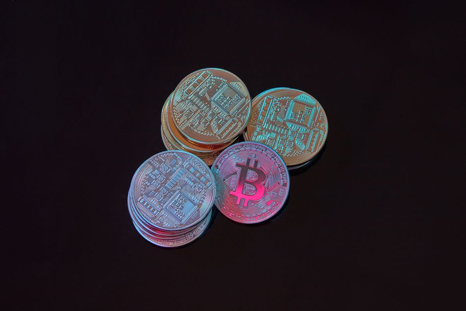 Pièces de crypto-monnaie posées près d'un clavier, illustrant les paiements sans vérification bancaire